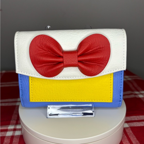 Loungefly Handbags - Loungefly Snow White Wallet NWOT